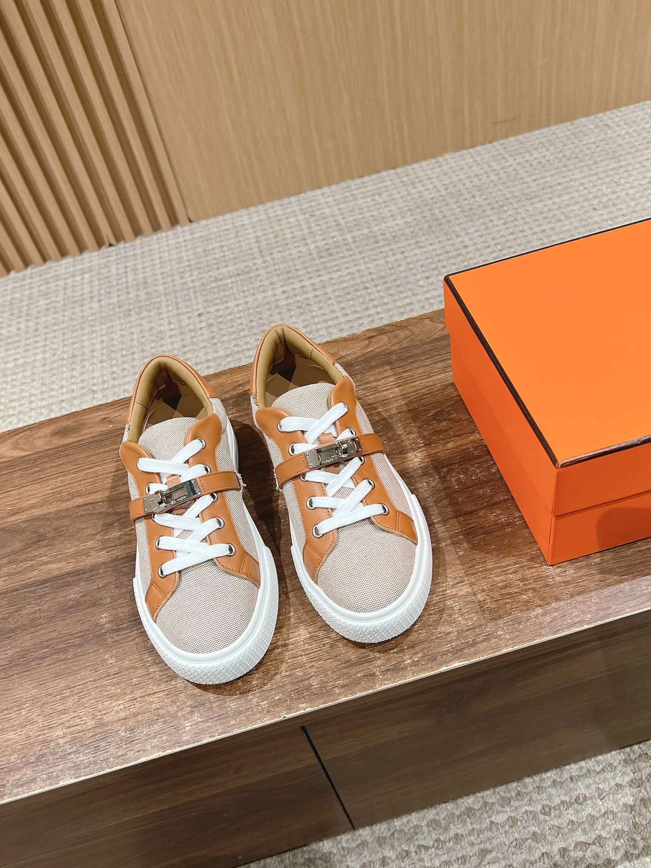 👟👟Ex-factory price 520👟👟 [Cloth cover] 🍓𝐇𝐄𝐑𝐌𝐄𝐒 Hermès classic couple model #𝐊𝐞𝐥𝐥𝐲 buckle casual white shoes skateboard shoes, no shoes collision at all, full of unknown Hermès It’s rare to find flat casual shoes, and they come with classic palladium-plated Kelly shoe buckles! People will fall in love with it at first glance. It is very versatile ~ you can wear it with skirts and pants at will. 🉑️Close your eyes and look super noble. ❥ MATERIAL Specific cowhide/canvas material, sheepskin lining, original molded TPU outsole Size: 35-44